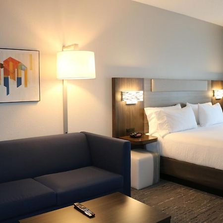 Holiday Inn Express & Suites Marquette By Ihg Exterior photo