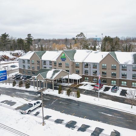 Holiday Inn Express & Suites Marquette By Ihg Exterior photo