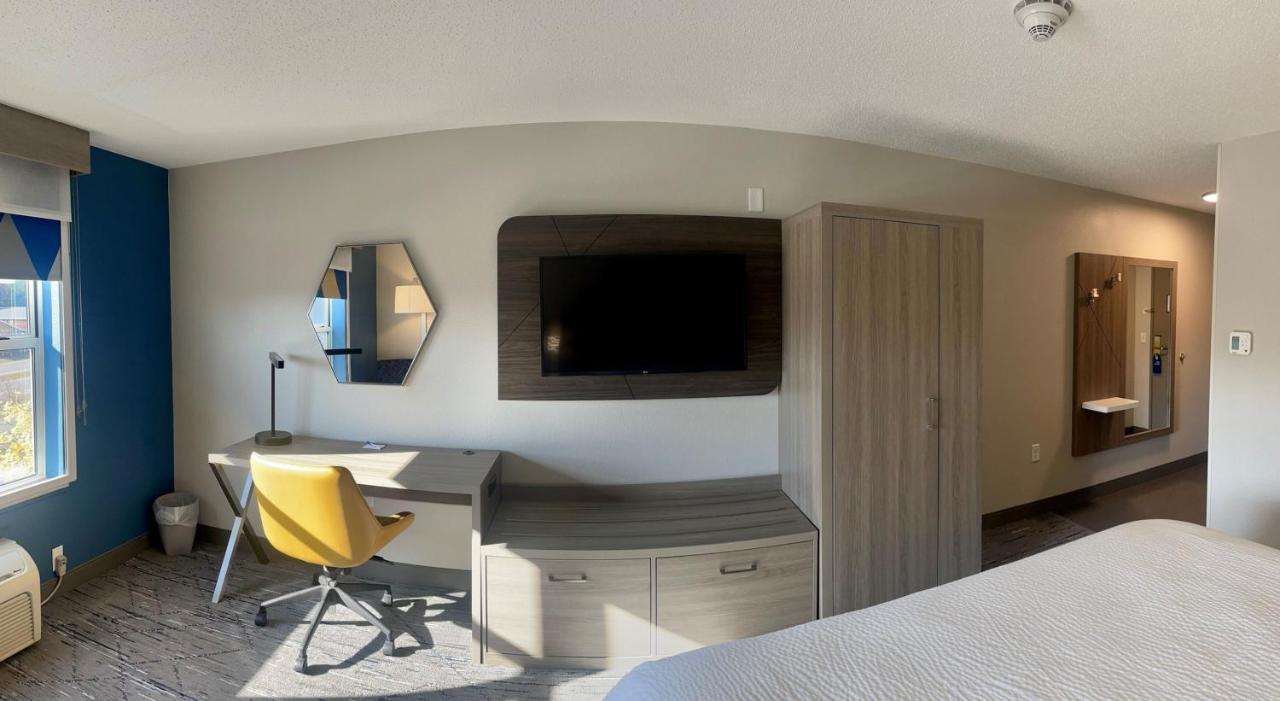 Holiday Inn Express & Suites Marquette By Ihg Exterior photo