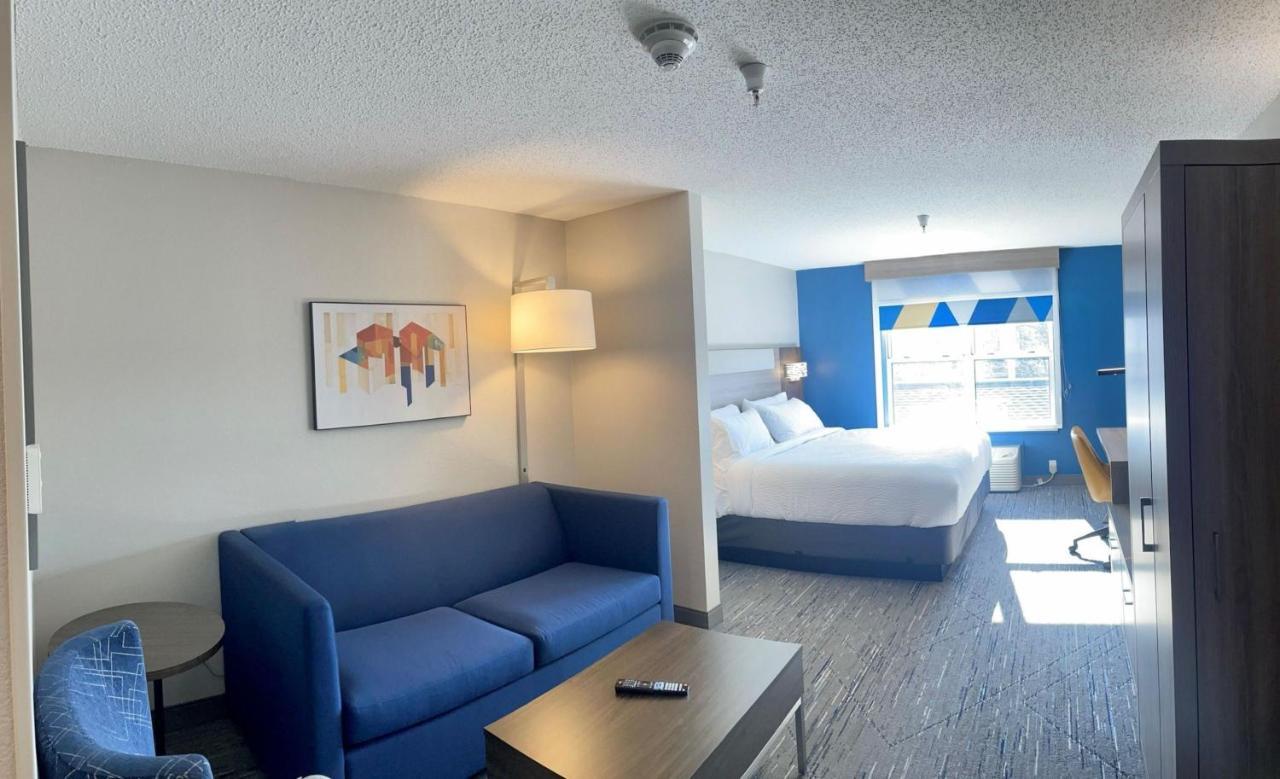 Holiday Inn Express & Suites Marquette By Ihg Exterior photo
