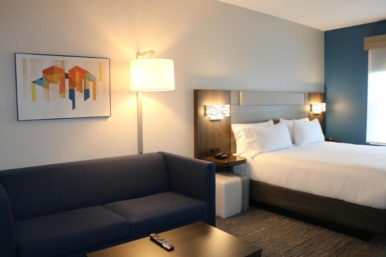 Holiday Inn Express & Suites Marquette By Ihg Exterior photo
