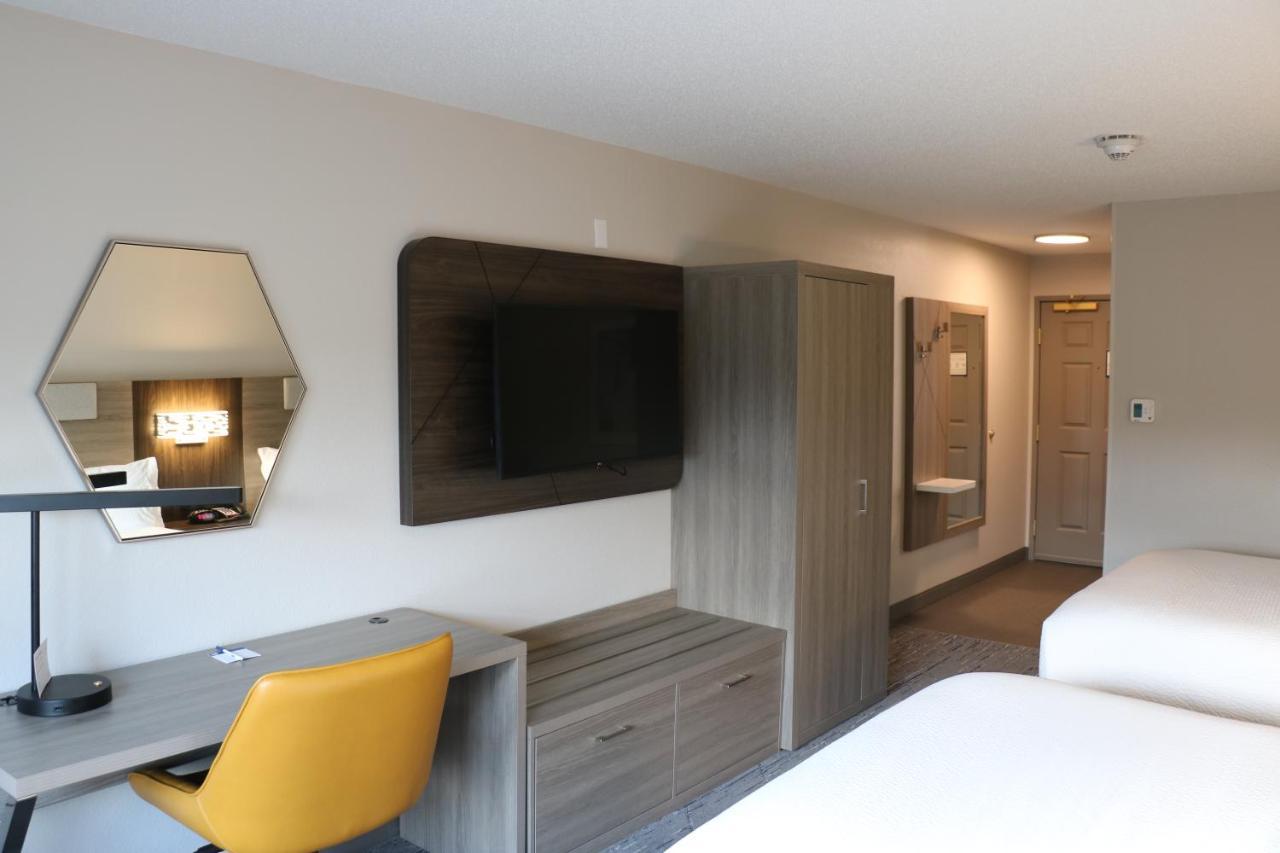 Holiday Inn Express & Suites Marquette By Ihg Exterior photo