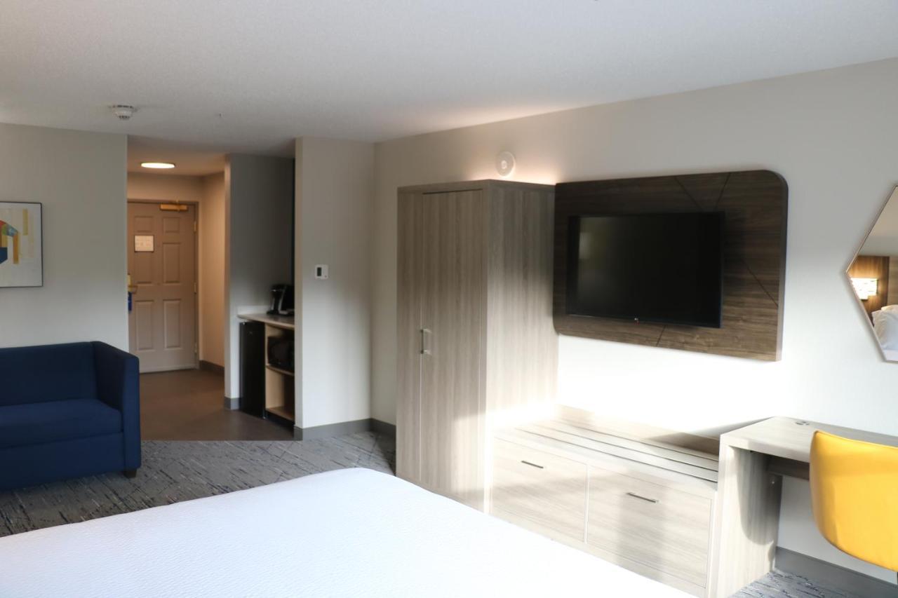 Holiday Inn Express & Suites Marquette By Ihg Exterior photo