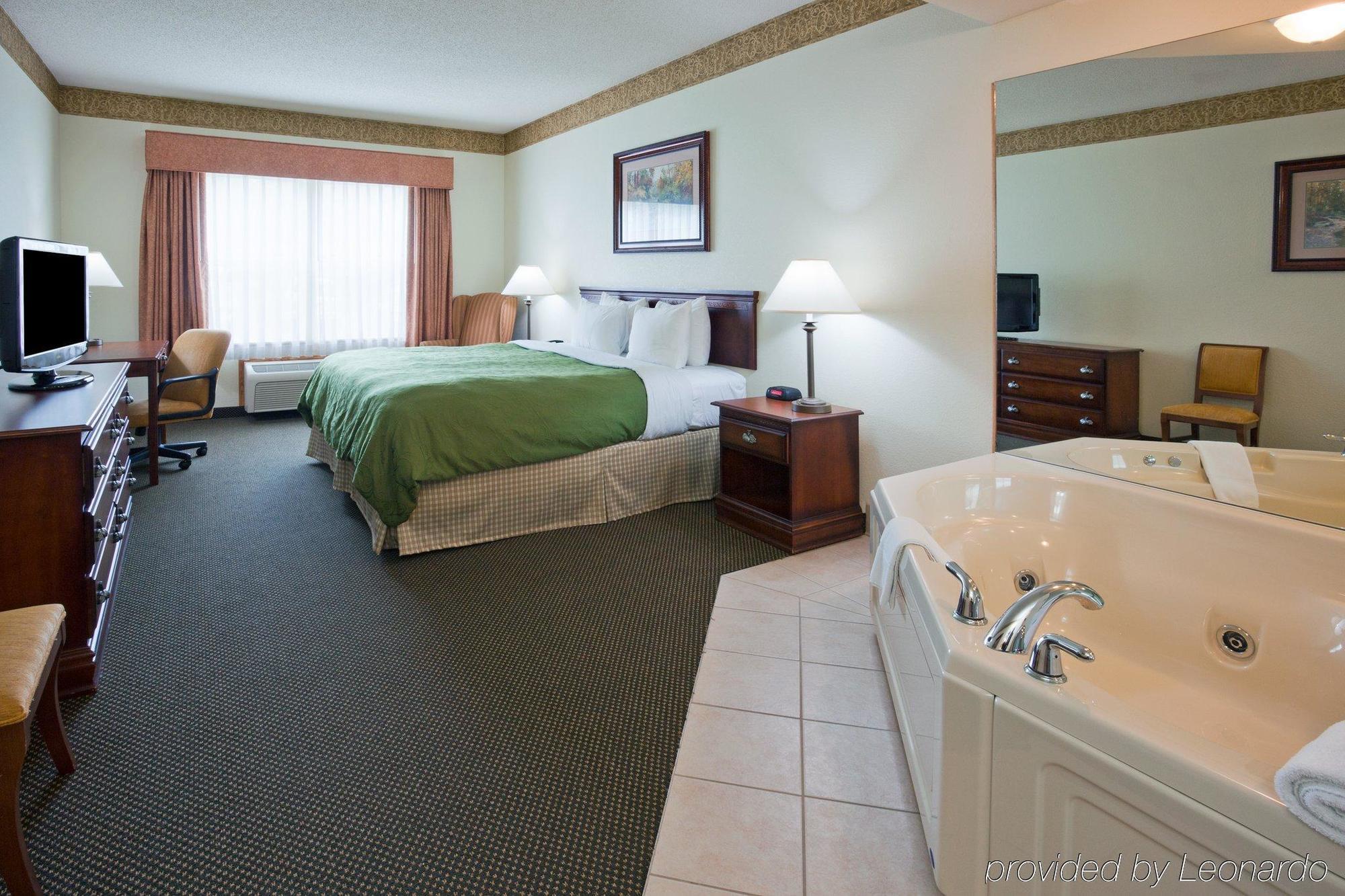 Holiday Inn Express & Suites Marquette By Ihg Exterior photo