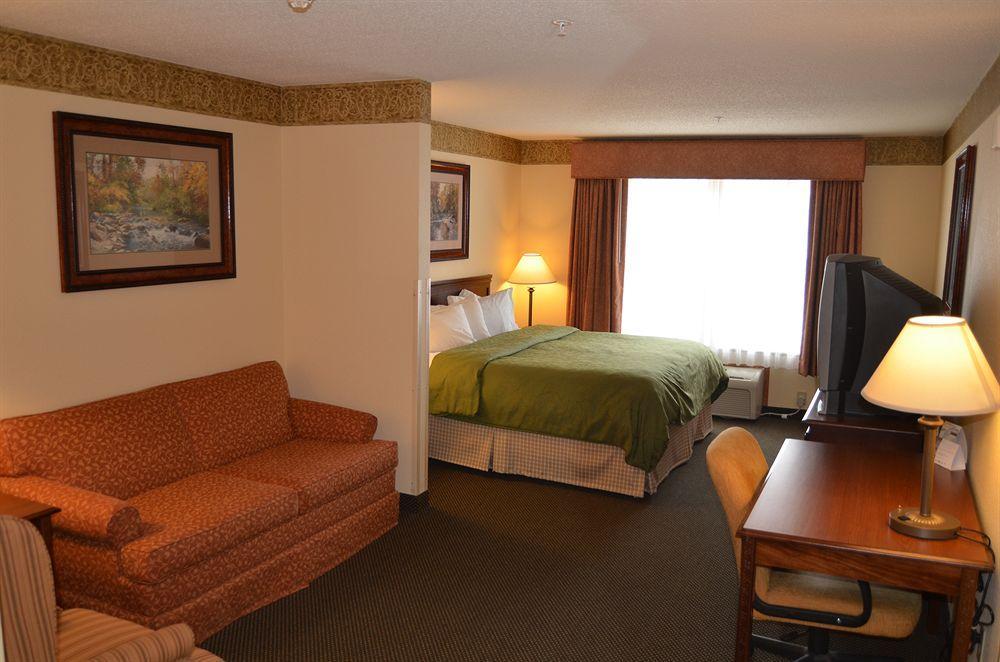 Holiday Inn Express & Suites Marquette By Ihg Room photo