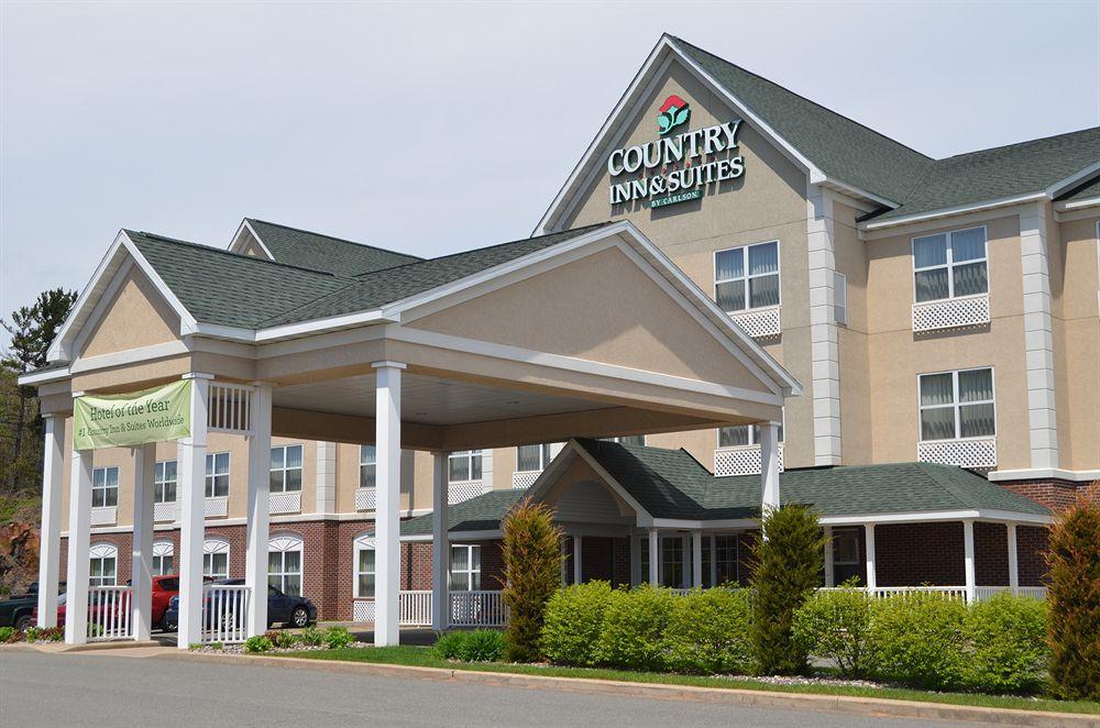 Holiday Inn Express & Suites Marquette By Ihg Exterior photo
