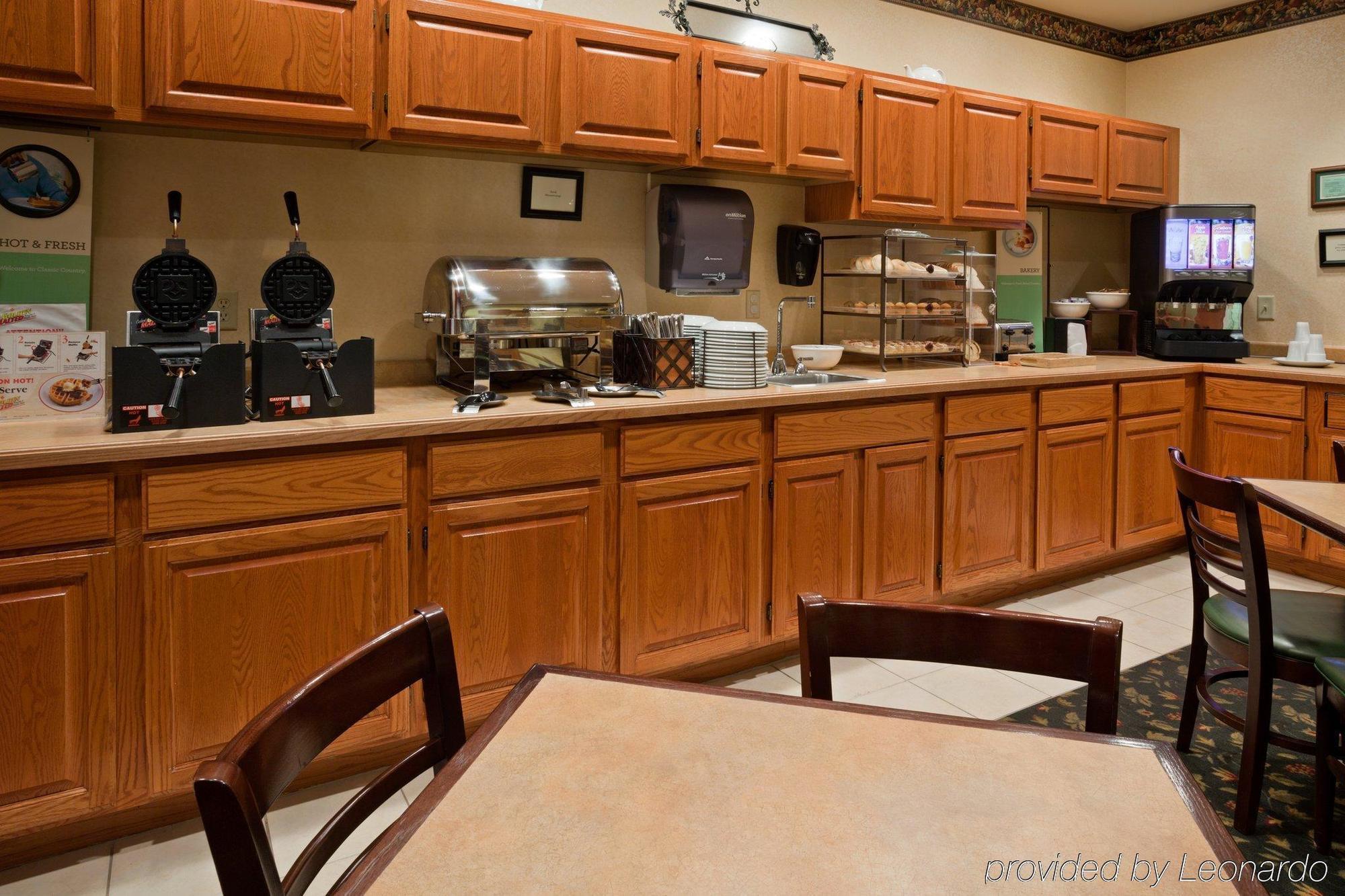 Holiday Inn Express & Suites Marquette By Ihg Exterior photo