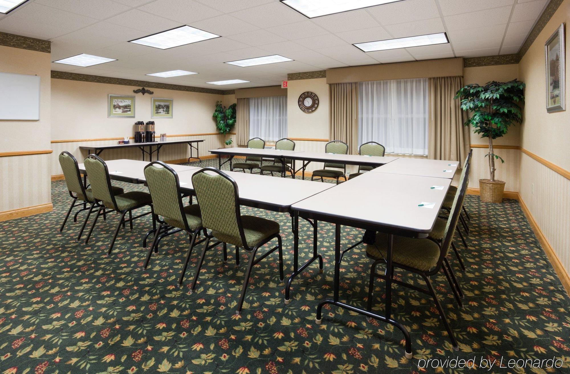 Holiday Inn Express & Suites Marquette By Ihg Exterior photo