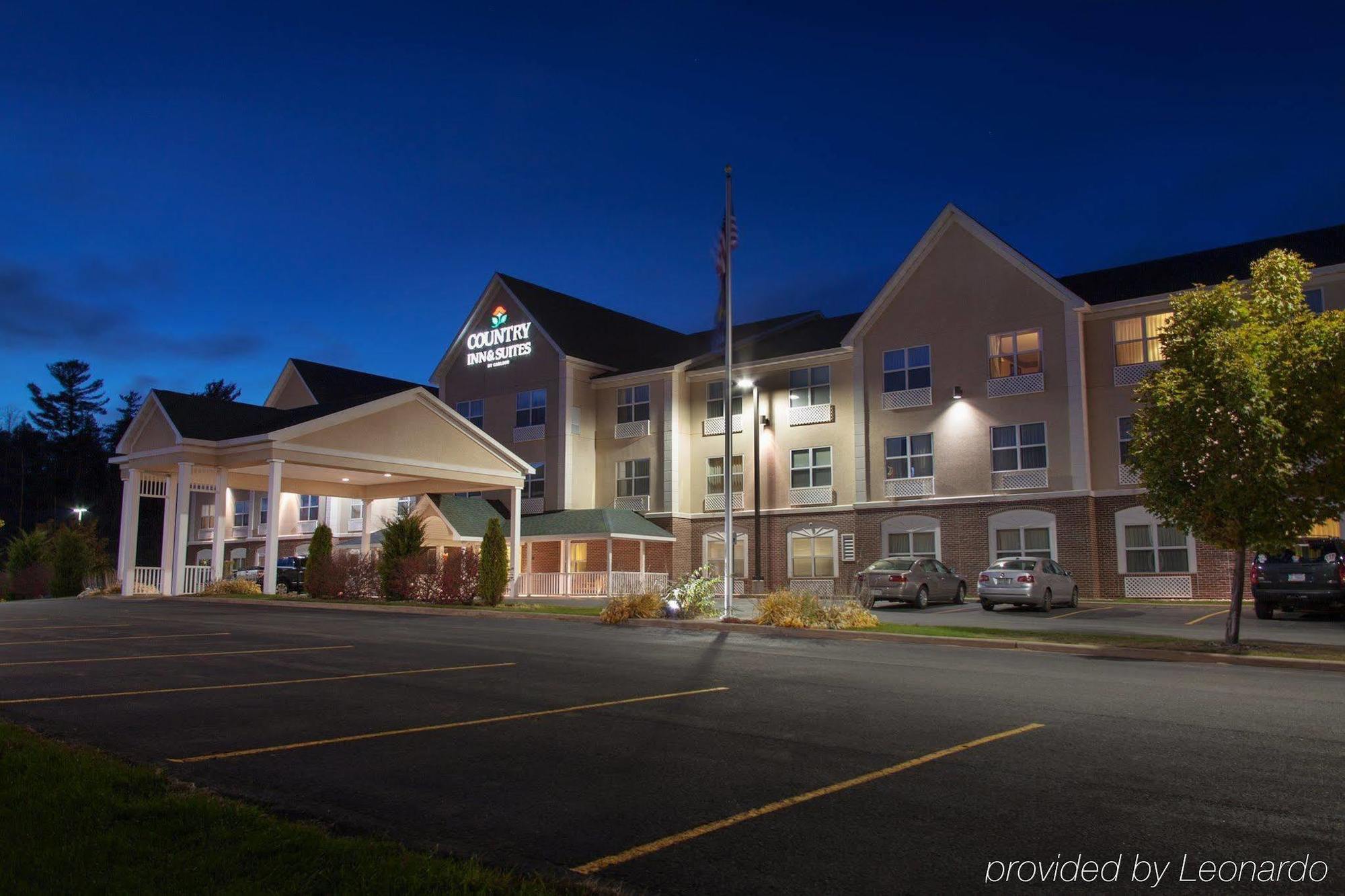 Holiday Inn Express & Suites Marquette By Ihg Exterior photo