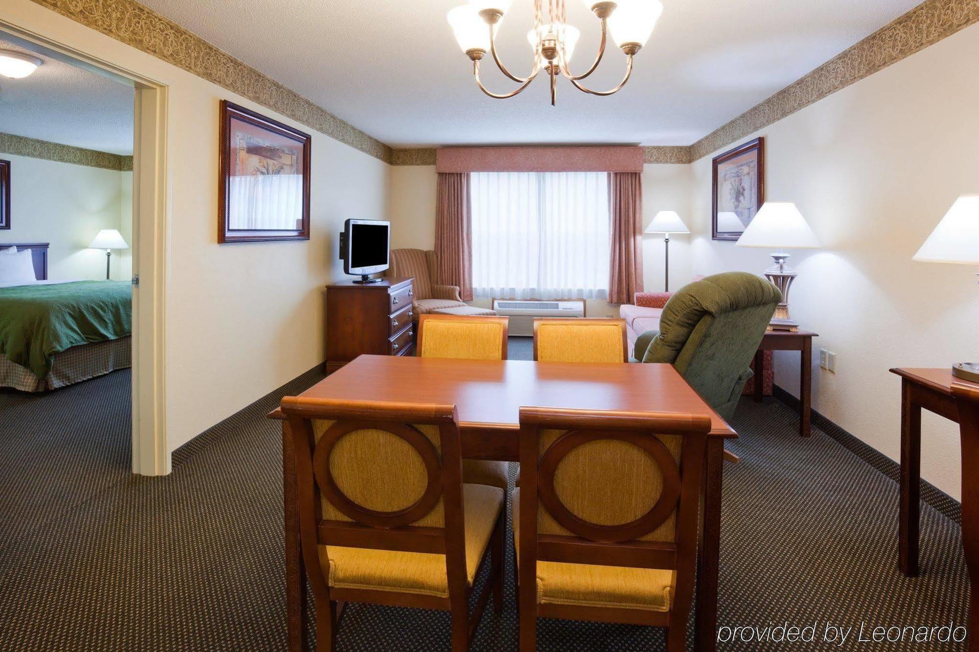 Holiday Inn Express & Suites Marquette By Ihg Exterior photo