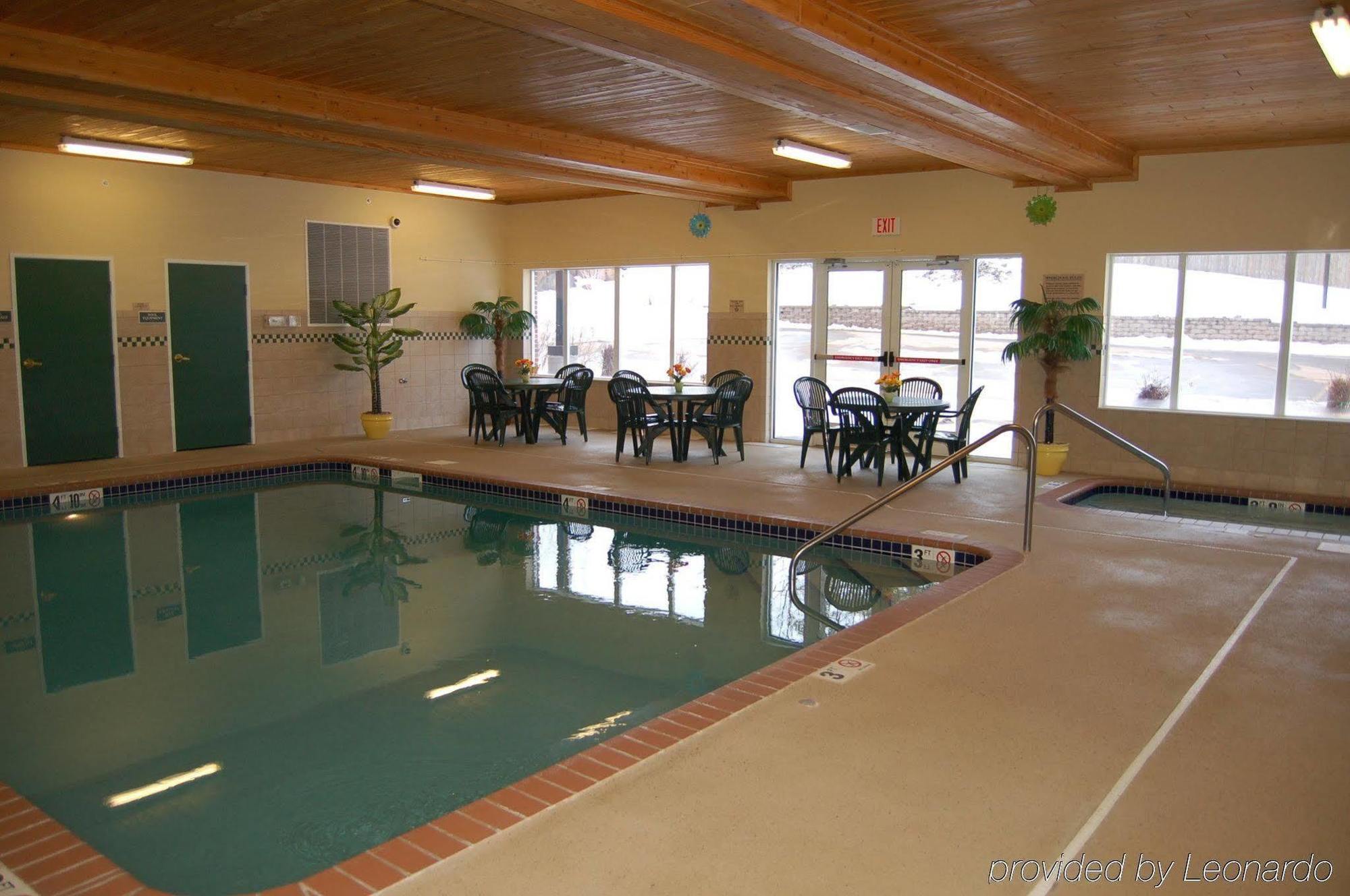 Holiday Inn Express & Suites Marquette By Ihg Exterior photo