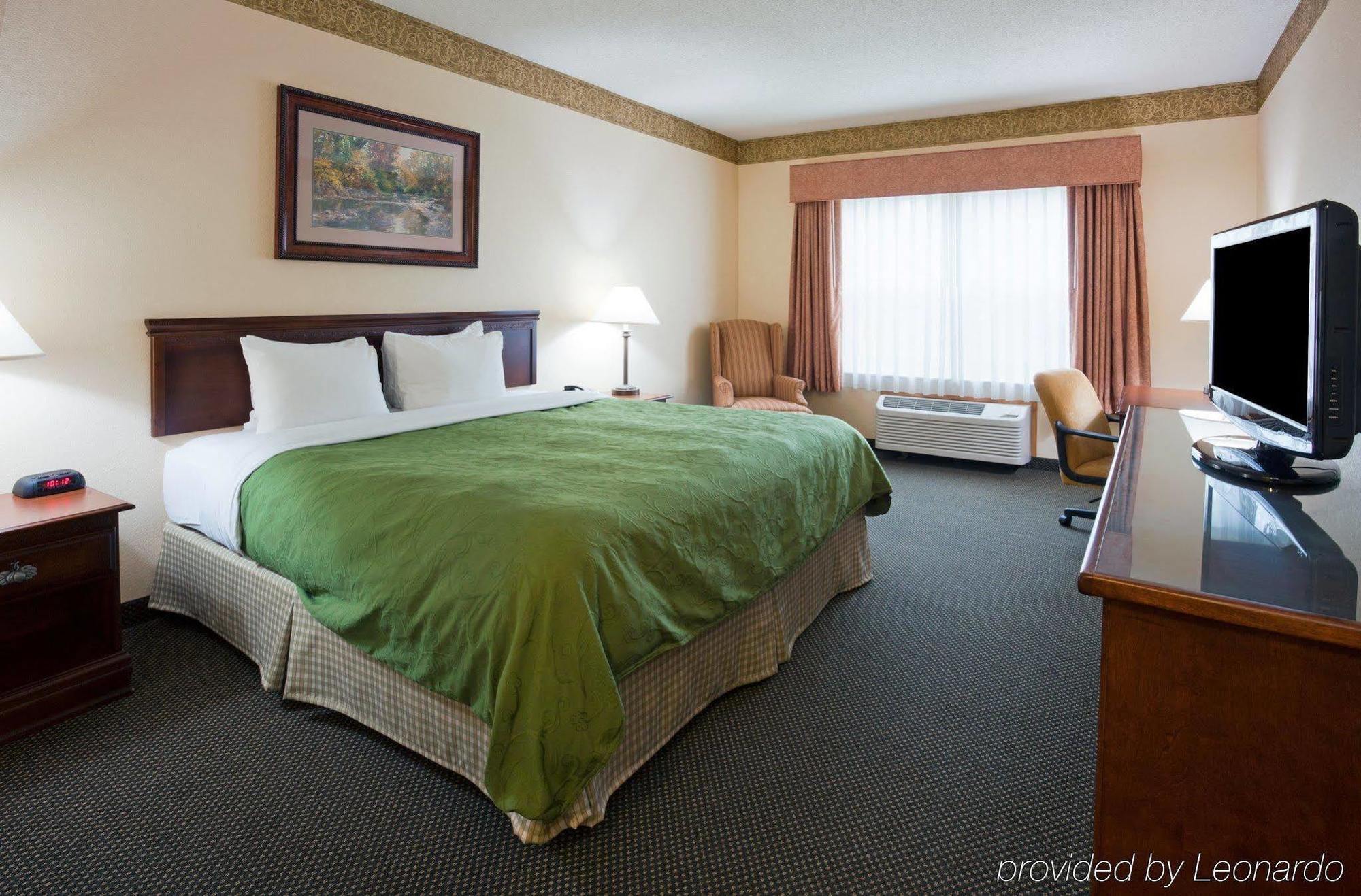 Holiday Inn Express & Suites Marquette By Ihg Exterior photo