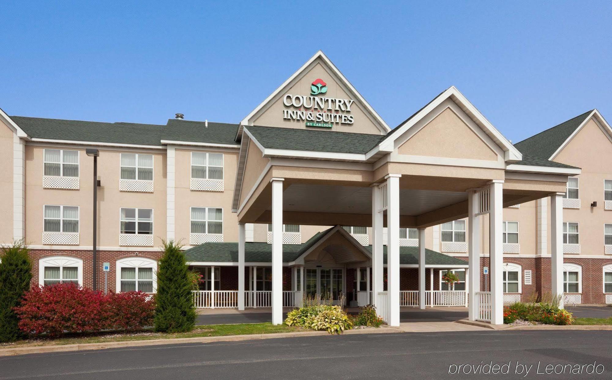 Holiday Inn Express & Suites Marquette By Ihg Exterior photo
