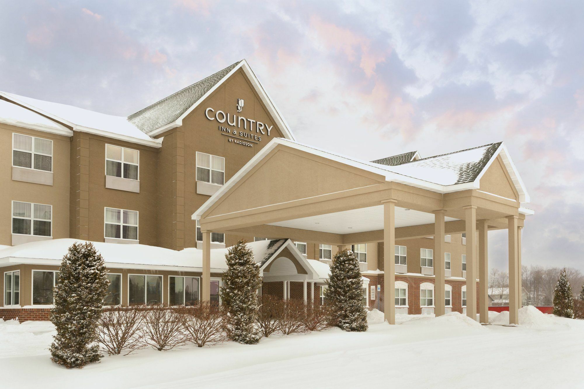Holiday Inn Express & Suites Marquette By Ihg Exterior photo